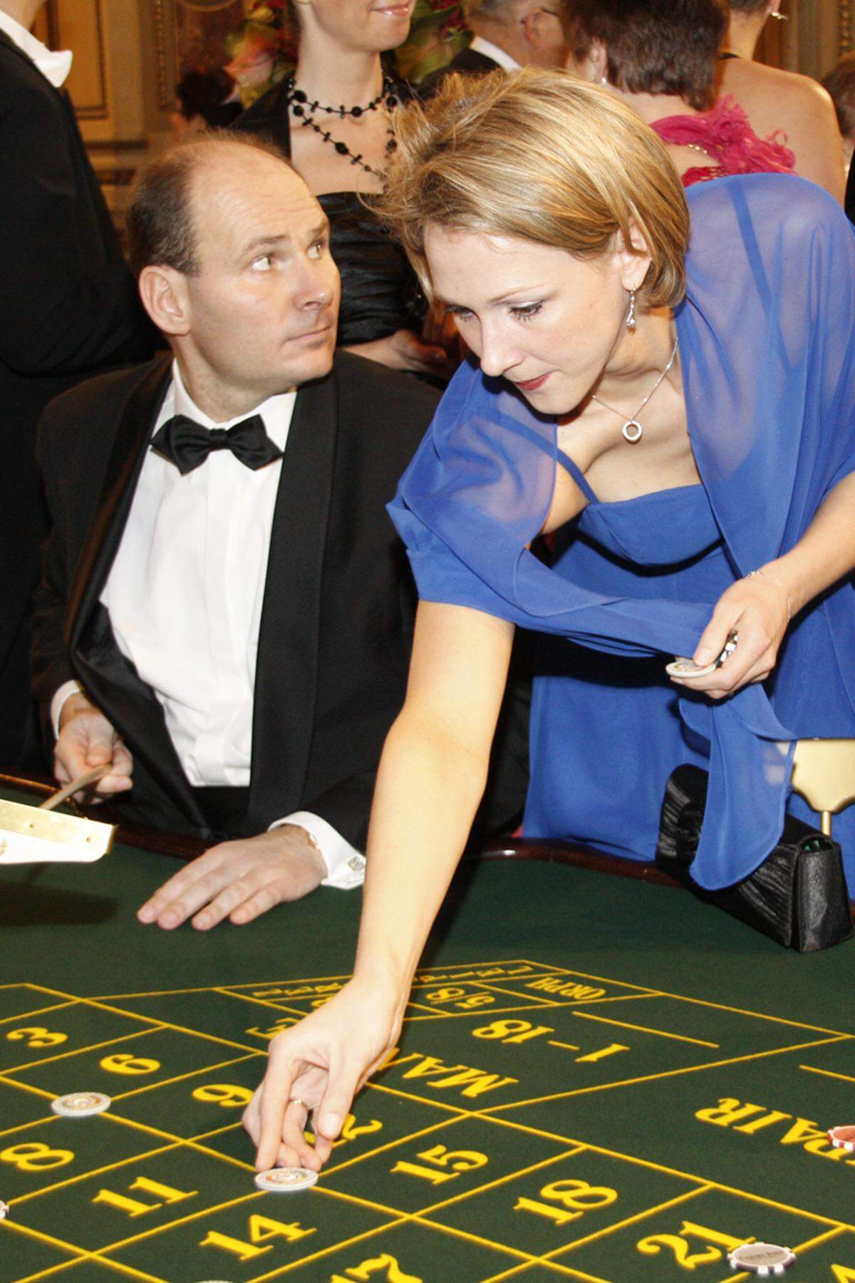 Was die einen dank Gerstners Luxus-Catering verdauen, verspielen die anderen im Casino. Geld spielt in einer Opernballnacht wahrscheinlich ohnehin keine tragende Rolle.
