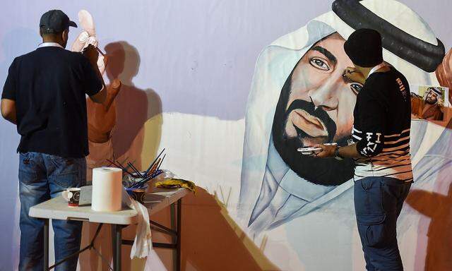 Künstler malen in Riad ein Portrait von Kronprinz Mohammed bin Salman.