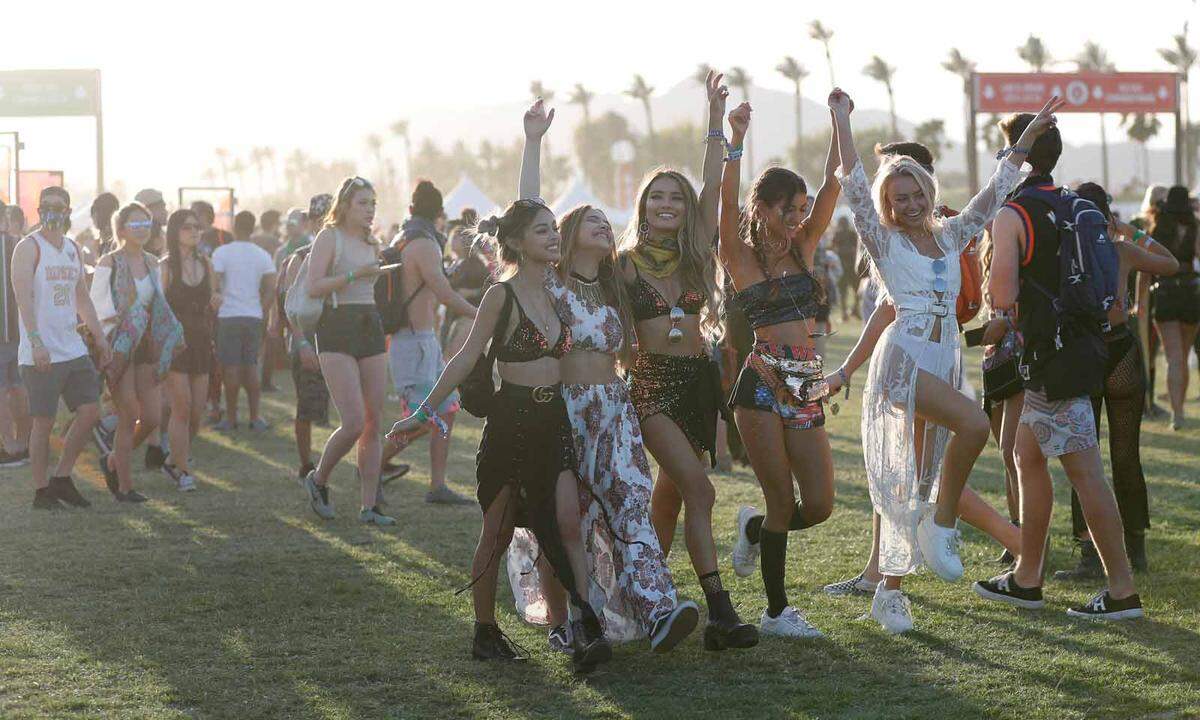 Noch bis zum 22. April findet das Coachella Valley Music and Arts Festival im sonnenverwöhnten Kalifornien statt. Neben Künstlern wie Beyoncé, The Weeknd und Eminem stehen hier vor allem die Besucher und ihre Outfits im Fokus.