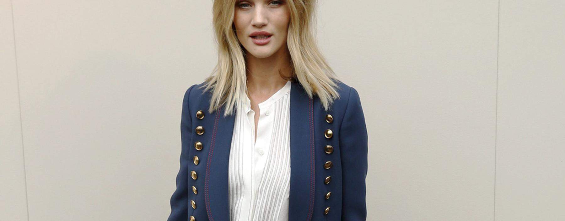 Model Rosie Huntington-Whiteley arrives for the Burberry catwalk show at London Fashion Week Autumn/Winter 2016 in London, Britain
