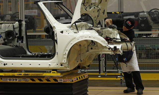 An employee works on a Mini at BMW´s plant in Oxford, southern England