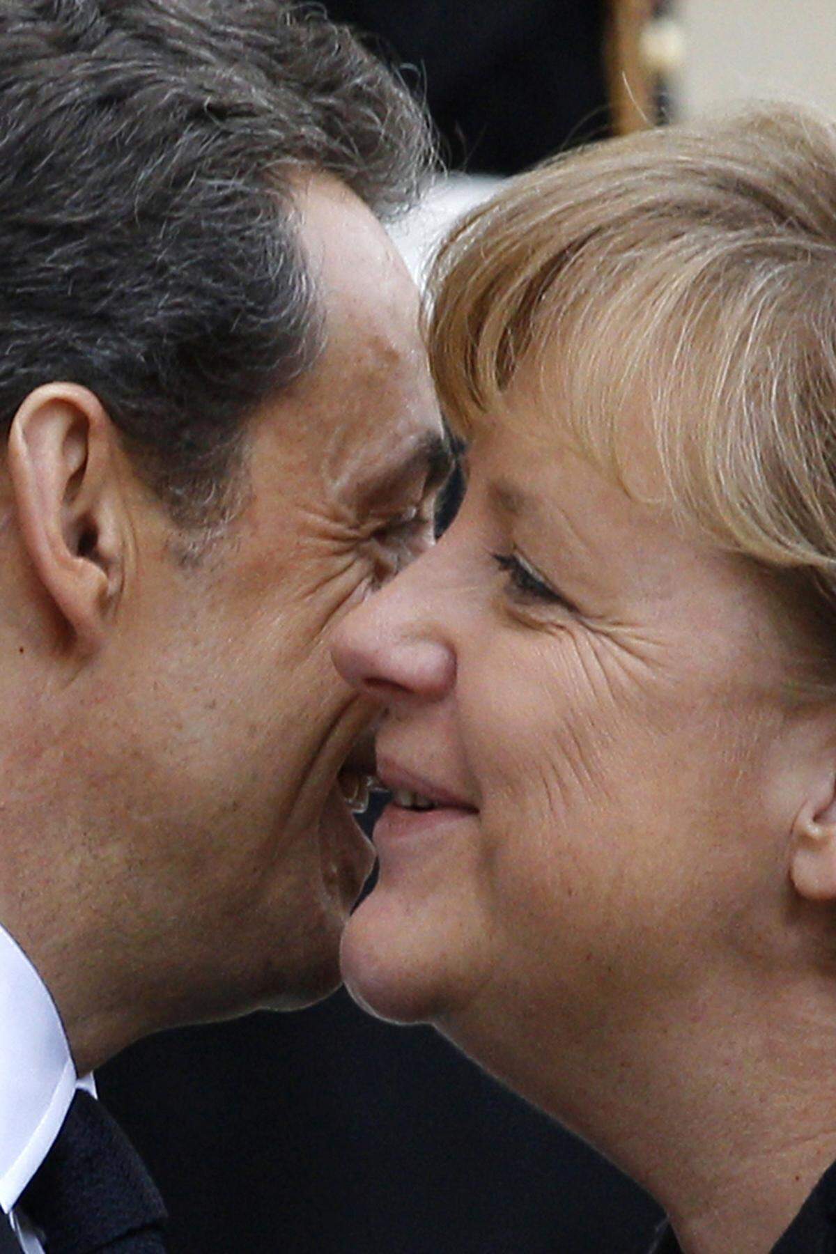 Gegenüber dem früheren französischen Präsidenten Nicolas Sarkozy hat Merkel hingegen keine Berührungsängste. Von vielen wurden die beiden nur noch "Merkozy" genannt. Im Bild ein Begrüßungsküsschen am 19. März 2011 bei einem Libyen-Gipfel in Paris.