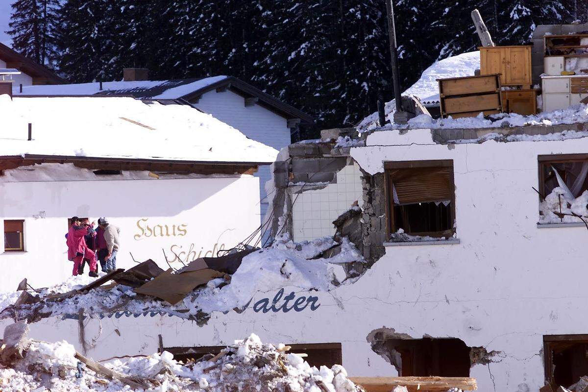 Die Lawinen von Galtür und Valzur forderten insgesamt 38 Menschenleben. In Galtür waren sechs Einheimische und 25 Urlauber betroffen. Die ausländischen Opfer stammten aus Deutschland, den Niederlanden und Dänemark. Bild vom 27. Februar 1999  