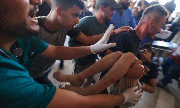 Inmitten der andauernden Kämpfe zwischen Israel und der palästinensischen Hamas, bringen Palästinenser einen verletzten Jungen in das Nasser-Krankenhaus.