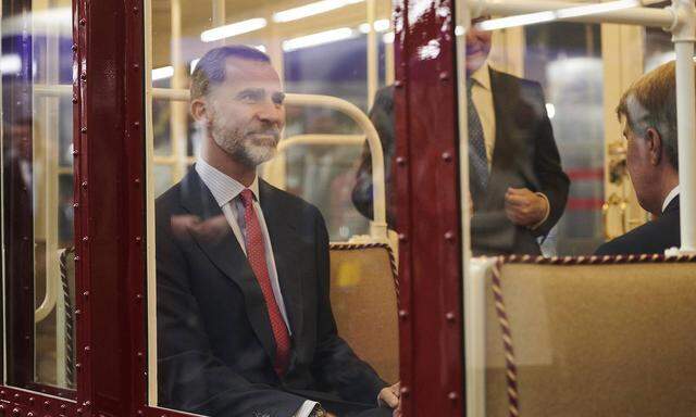 König Felipe VI. fährt U-Bahn. 