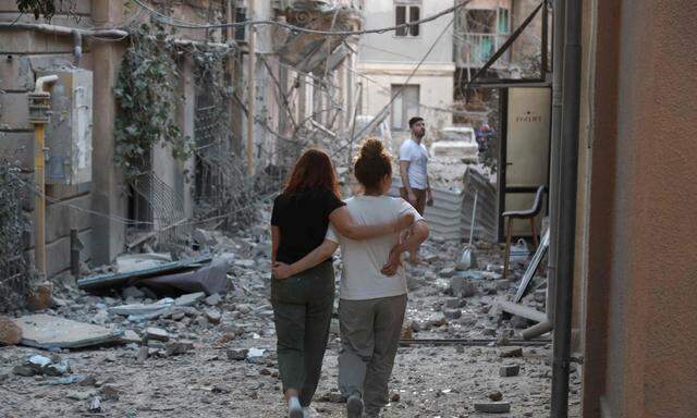 Schlag gegen die „Seele Odessas“: Bewohnerinnen im historischen Zentrum der Stadt nach dem Bombenangriff vom 23. Juli.