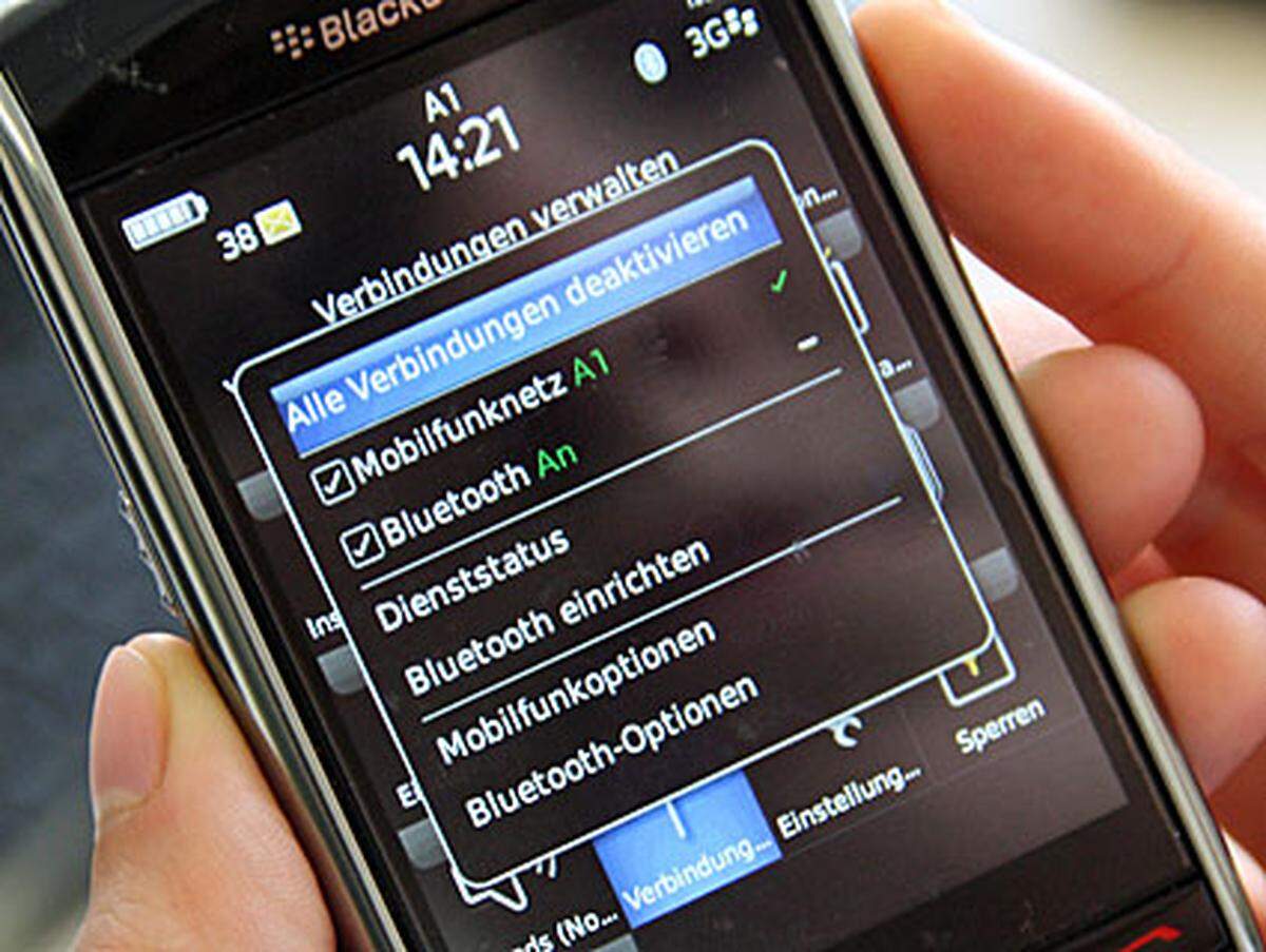 Besonders schmerzhaft am Blackberry Storm ist das Fehlen von WLAN. Die Möglichkeit über WLAN-Hotspots ins Internet zu gelangen, bietet bereits jedes moderne Smartphone. Dass RIM hier gespart hat, ist in der Preisklasse von rund 500 Euro ohne Vertrag und derzeit 99 Euro mit A1-Vertrag kaum zu verzeihen.
