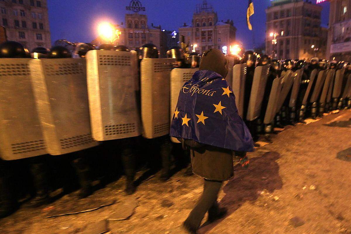 Unverdrossen: Ein Demonstrant, der für eine europäische Ukraine eintritt, marschiert die Reihen der Alarmabteilung entlang.