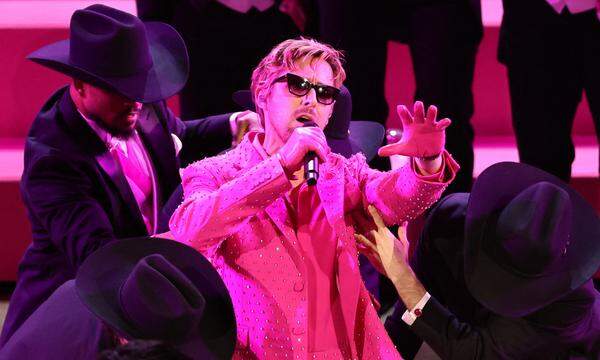 Der Schauspieler Ryan Gosling performt „I‘m Just Ken“ aus dem Film „Barbie“ bei der Oscarverleihung 2024