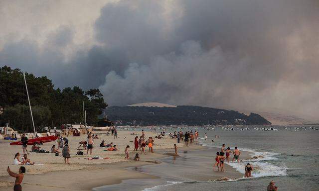 FRANCE-WILDFIRES-TOURISM-HEAT-AFP PICTURES OF THE YEAR 2022