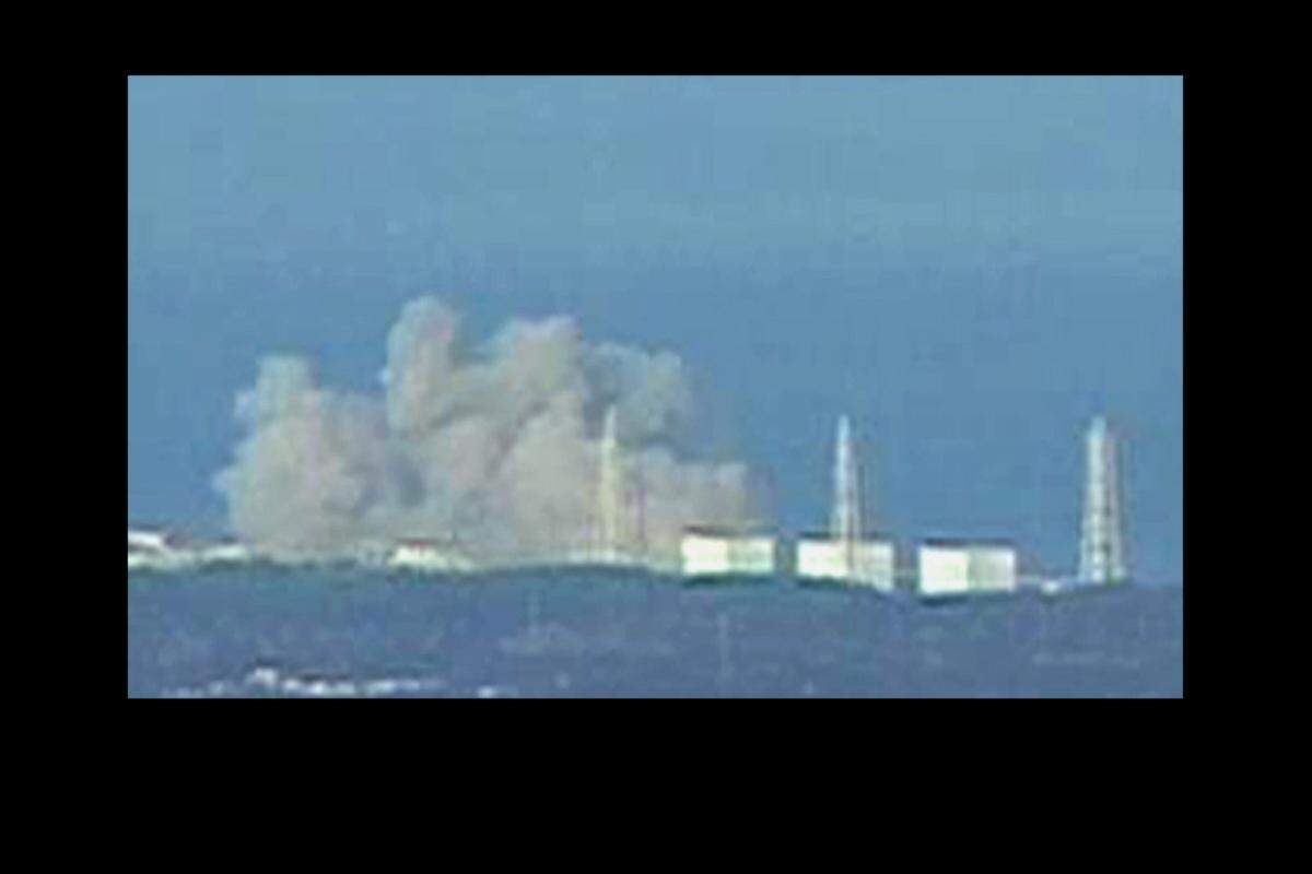 14. März 2011: Im Reaktorblock 3 des AKW Fukushima Eins ereignet sich eine weitere Wasserstoffexplosion. Sieben Arbeiter werden verletzt, fünf von ihnen verstrahlt. In drei der sechs Reaktoren von Fukushima Eins droht die Kernschmelze, nachdem auch im Reaktor 2 die Kühlung ausfällt. Unterdessen erschüttert ein Nachbeben der Stärke 6,2 die Hauptinsel Honshu.