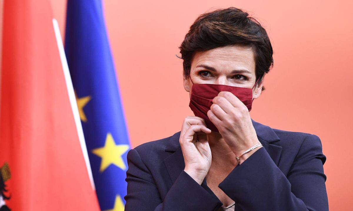 "Die Regierung darf nicht planlos in einen zweiten Lockdown hineintaumeln." Ex-Gesundheitsministerin und SPÖ-Chefin Pamela Rendi-Wagner verlangt von der Regierung eine entsprechende Vorbereitung.
