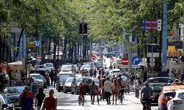 Passanten auf der Mariahilfer Straße in Wien.