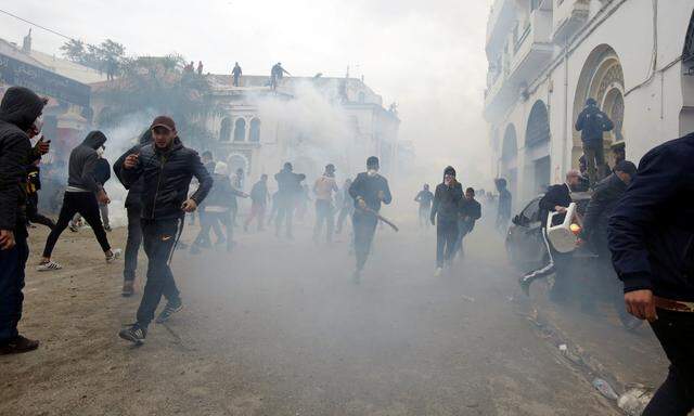 Tränengaseinsatz bei Massenprotest in Algier