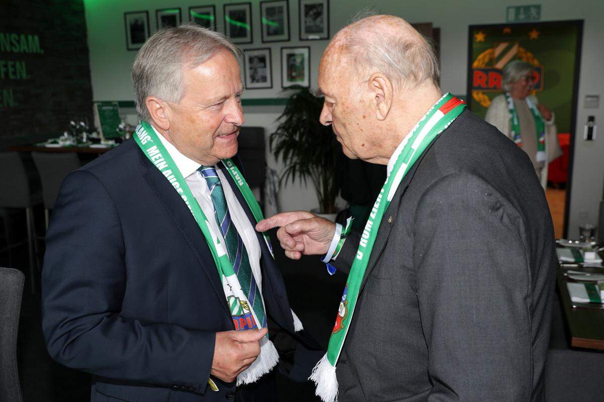 Auch ÖFB-Präsident Leo Windtner und Alfred Körner waren vor Ort dabei. Die inzwischen 90-jährige Klub-Legende sang später wie bei der Verabschiedung vom Hanappi-Stadion die Rapid-Hymne "Rapid bin ich".