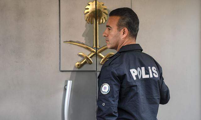 Türkische Führung fordert Ermittlungen. Ein türkischer Polizist vor dem saudischen Konsulat in Istanbul. 