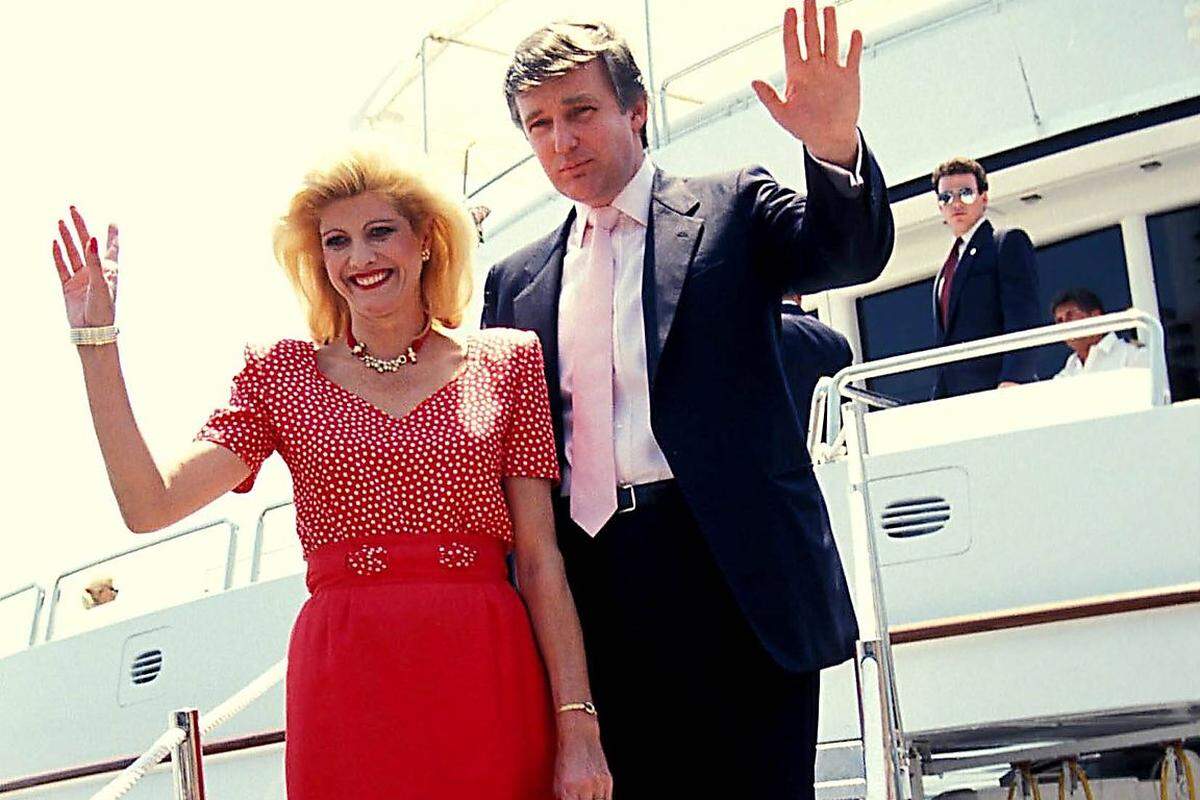 Trump heiratet 1977 seine erste Frau, das tschechoslowakische Mannequin Ivana Zelníčková. Gemeinsam haben sie drei Kinder: Donald Jr., Ivanka und Eric. 1992, nach einem epochalen Rosenkrieg, der allerlei peinliche Details aus dem Intimleben der beiden offenbart, erfolgt die Scheidung.