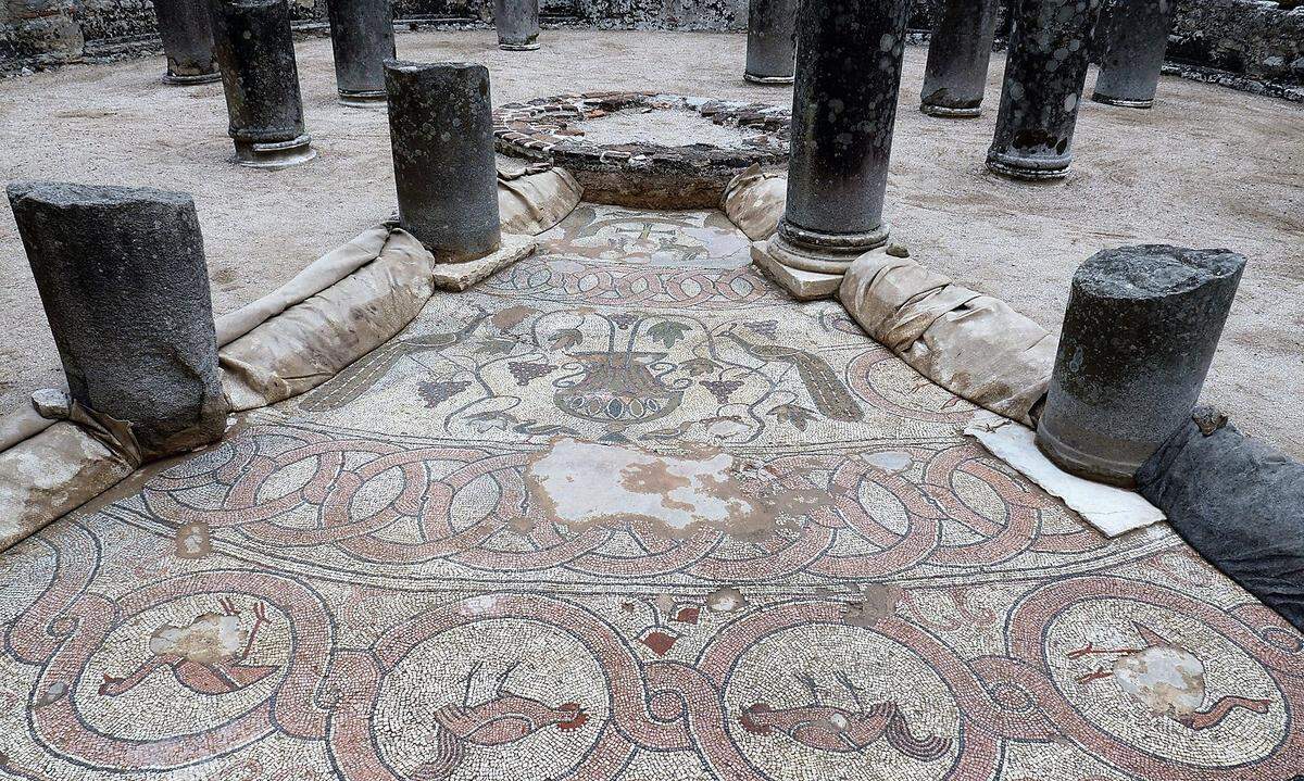 Römisches Mosaik in der antiken Lagunenstadt Butrint. Zum Schutz wird nur ein Teil davon für den Besucher freigelegt.