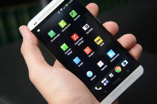 HTC nutzt Android 4.1.2 und legt seine Oberfläche HTC Sense 5 darüber. Diese ist unaufdringlich und in schlichtem Schwarz und Weiß gehalten.
