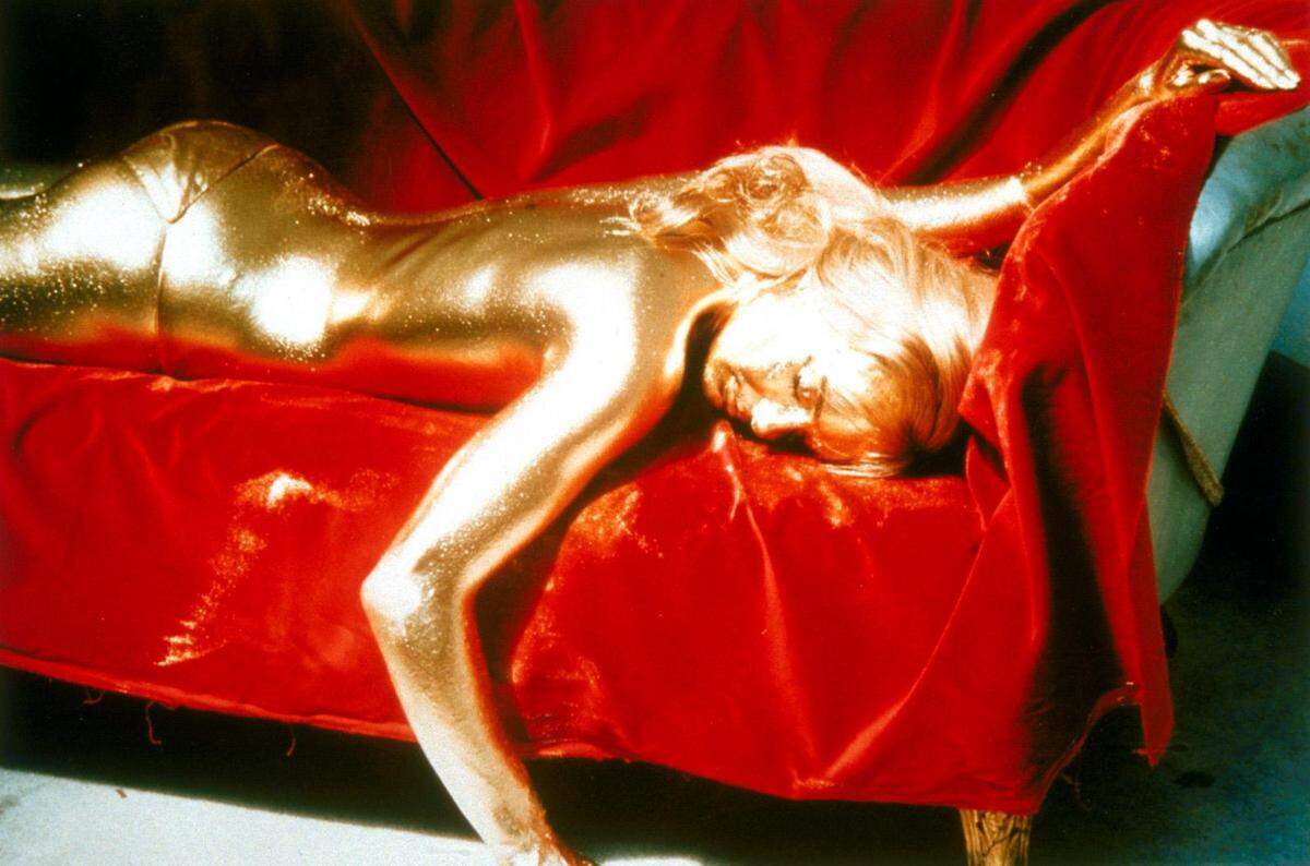 Den schönsten Tod starb wohl Shirley Eaton als Jill Masterson in "Goldfinger". Ihr Auftritt war kurz, aber glänzend. Übrigens: Man erstickt nicht, wenn der ganze Körper mit Gold überzogen wird.