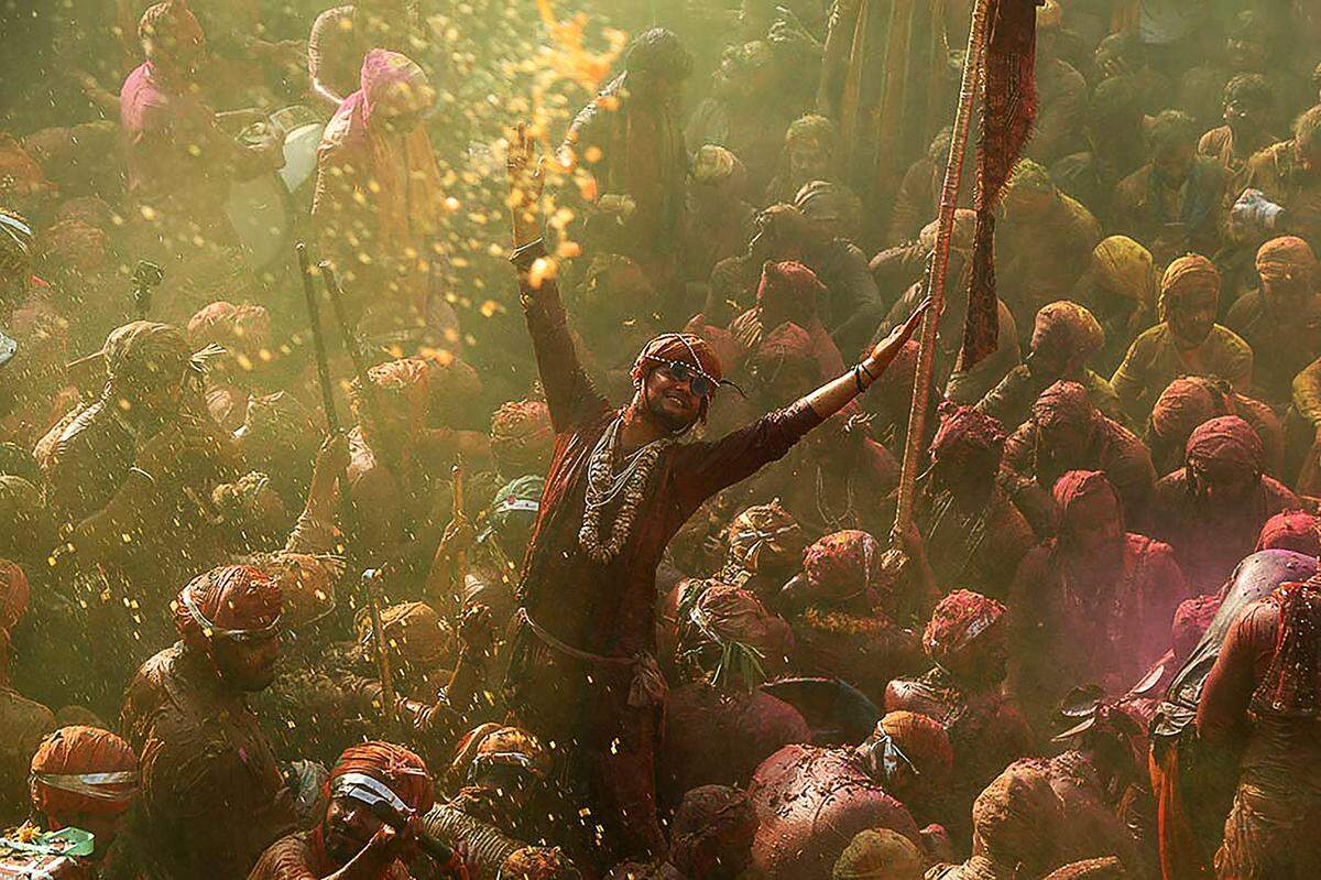 20. März. Farbenfrohe Feier zum Holi-Fest im indischen Bundesstaat Uttar Pradesh.