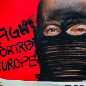 Ein beschmiertes Wahlplakat von Olaf Scholz am 7. Mai in Rostock. Gerade in Deutschland haben Angriffe auf Politiker eine besondere Schwere erhalten.