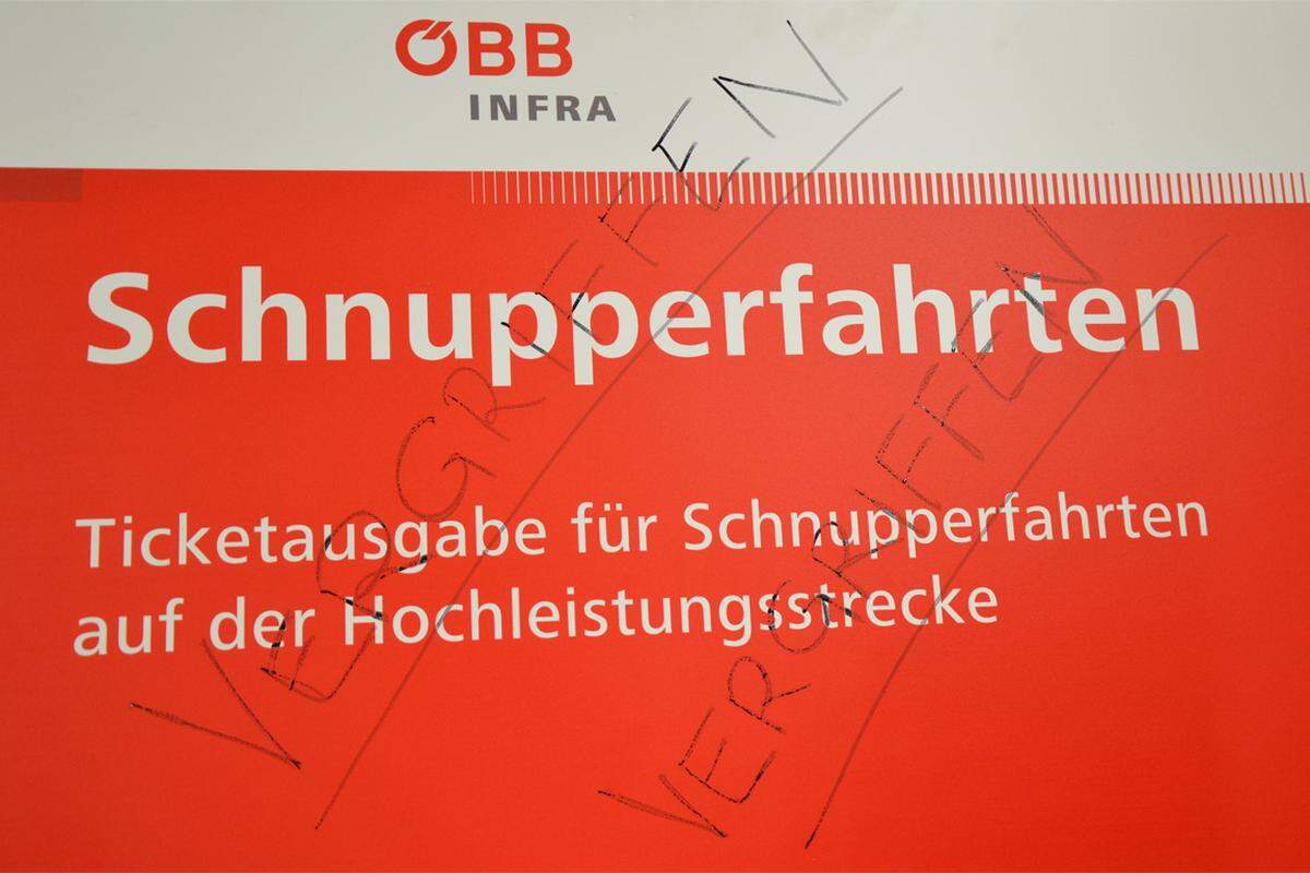 600 Tickets vergaben die ÖBB heute an Bahnfreunde, die die neue Westbahnstrecke zum Bahnhof Tullnerfeld testen wollten. Schon kurz nach Eröffnung des "Tags der offenen Baustelle" waren alle Tickets vergriffen.
