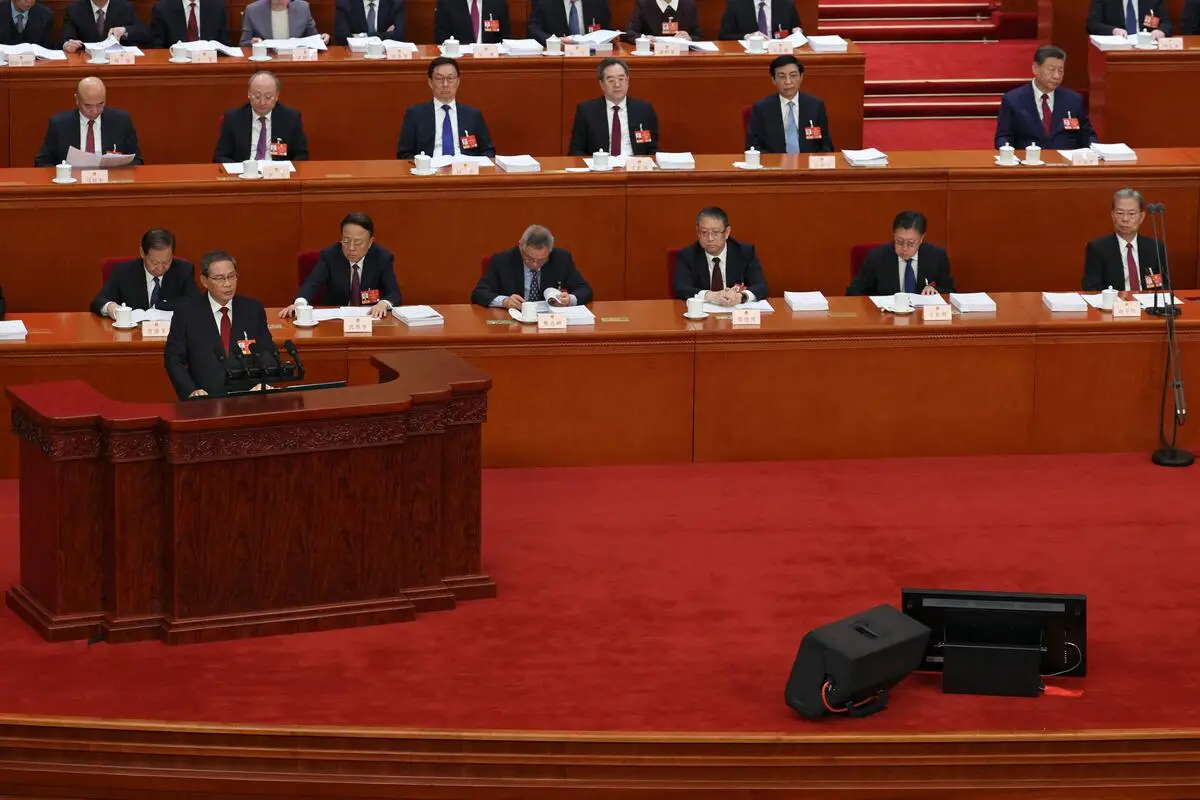 Li Qiang legt den Regierungsbericht vor.