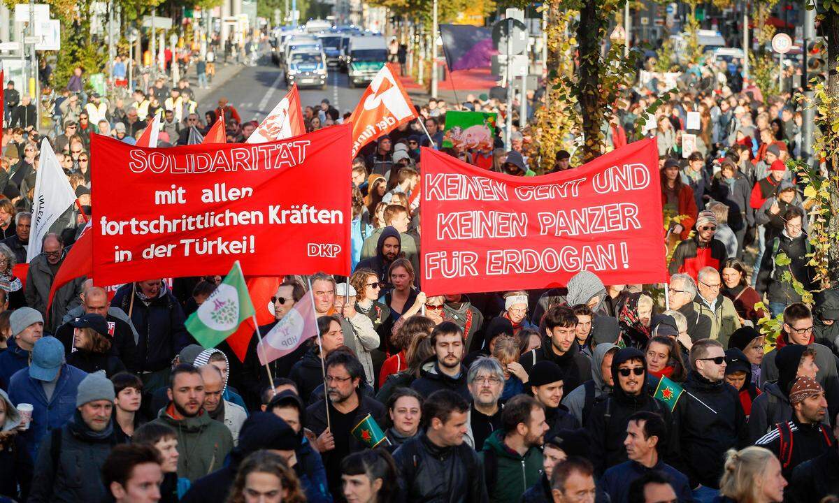 Dabei stand der Protest stand unter dem Motto: "Erdogan not welcome". Die Teilnehmer waren vor allem deutscher, türkischer und kurdischer Herkunft. Bei der Demonstration war die Stimmung friedlich. Auf Transparenten stand: "Keine Deals mit Erdogan - Rüstungsexporte stoppen". 