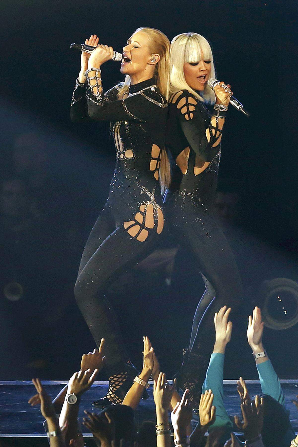 Die australische Rapperin Iggy Azalea (im Bild links mit Rita Ora), die ebenfalls mit acht Nominierungen ins Rennen ging, wurde gemeinsam mit Ariana Grande für das beste Pop-Video geeehrt ("Problem").