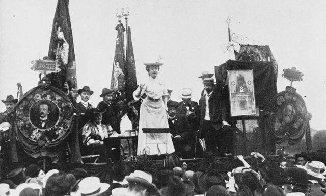 Sie warb unermüdlich für die sozialistische Revolution – und konnte die Deutschen doch nicht überzeugen: Rosa Luxemburg auf dem Internationalen Sozialistenkongress in Stuttgart (1907).