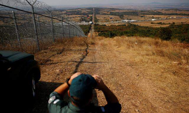 Ein bulgarischer Polizist überwacht nahe Lesowo die Grenze zum Nachbarland Türkei.