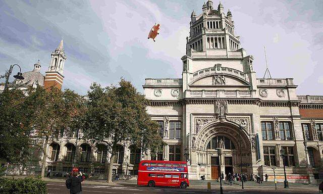 An inflatable pig from the band Pink Floyd floats over the Victoria and Albert Museum to promote ´The Pink Floyd Exhibition: Their Mortal Remains´