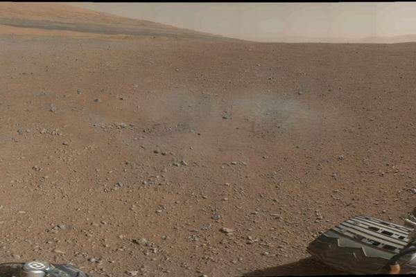 Am Donnerstag veröffentlichte die NASA das erste Panoramabild in Farbe, das "Curiosity" zur Erde schickte. Der Mount Sharp ist im Hintergrund zu sehen. Er ist eines der Ziele des Roboters.