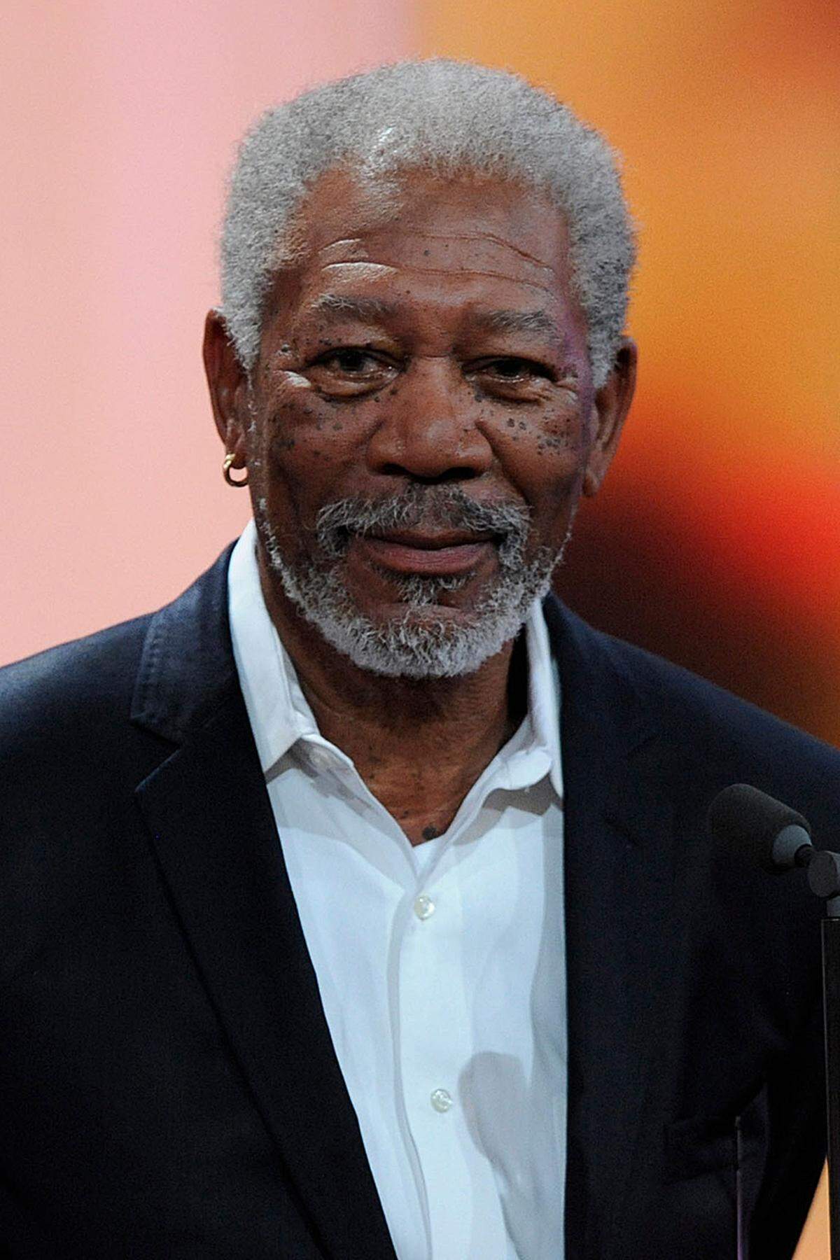 "Nelson Mandela war ein Mann mit unvergleichbarer Ehre, unbesiegbarer Stärke und unnachgiebiger Entschlossenheit. Für viele ein Heiliger, ein Held für alle, die Freiheit und die Würde der Menschheit schätzen", schrieb Oscar-Preisträger Morgan Freeman (76), der Mandela vor vier Jahren im Spielfilm "Invictus - Unbezwungen" verkörpert hatte, und stellte ein gemeinsames Foto auf seine Facebook-Seite.