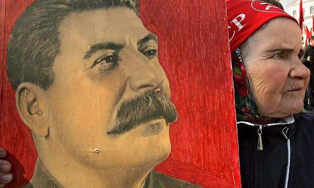 Russin mit Stalin-Porträt