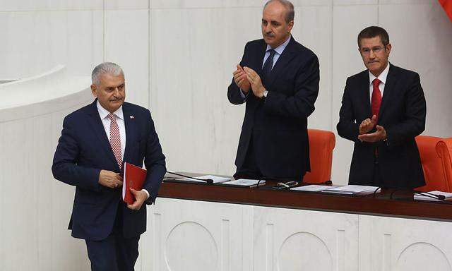 Die türkische Regierung hat mit einem Gesetzesentwurf für einen internationalen Aufschrei gesorgt. Im Bild (v.l.): Premier Binali Yildirim und seine Stellvertreter Numan Kurtulmus und Nurettin Canikli.