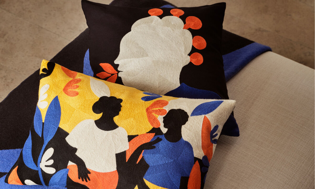 Die Kunst von Ejaita ziert Textilien wie Polsterbezüge oder Decken.
