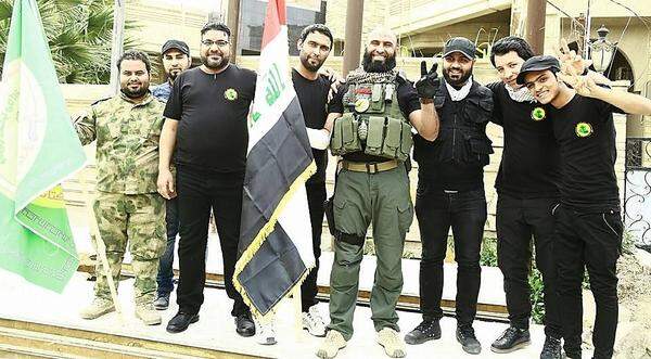Hier mit Männern seiner Einheit, erkennbar an den Abzeichen der Imam-Ali-Miliz. Er hat offensichtlich gern eine Handgranate leicht griffbereit dabei.