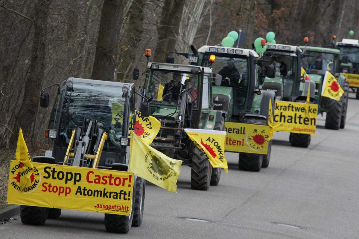 In Gronau im deutsche Bundesland Nordrhein-Westfalen nutzen Bauern den Jahrestag für eine Demo gegen Atomkraft und Castor-Transporte.