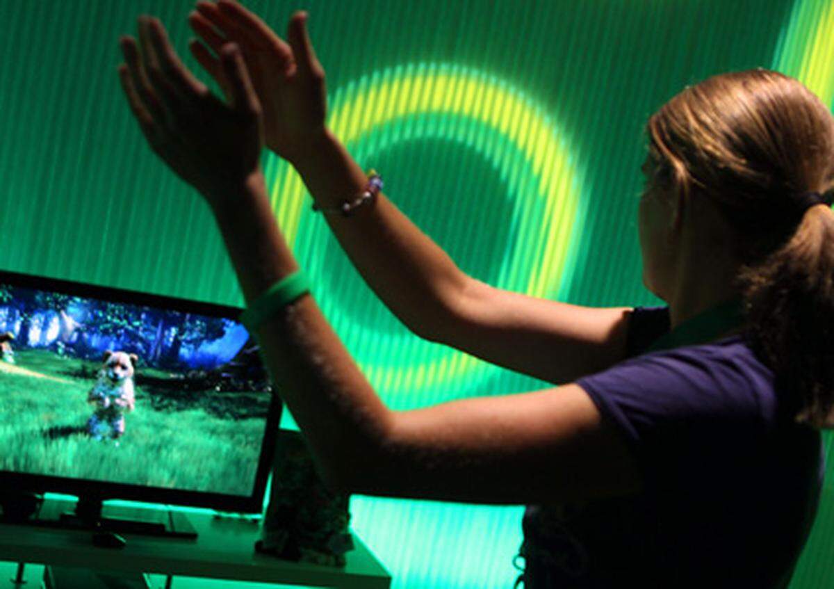 Den Startschuss machte Microsoft mit einem "Play Day" statt einer Pressekonferenz. Präsentiert wurde wie erwartet die Bewegungssteuerung Kinect, die ab 10. November im Handel sein wird. DiePresse.com konnte Kinect bereits vorab ausprobieren. Im Vorfeld der Gamescom waren auch neue Details zu Xbox Live auf dem Smartphone-System Windows Phone 7 bekannt geworden.
