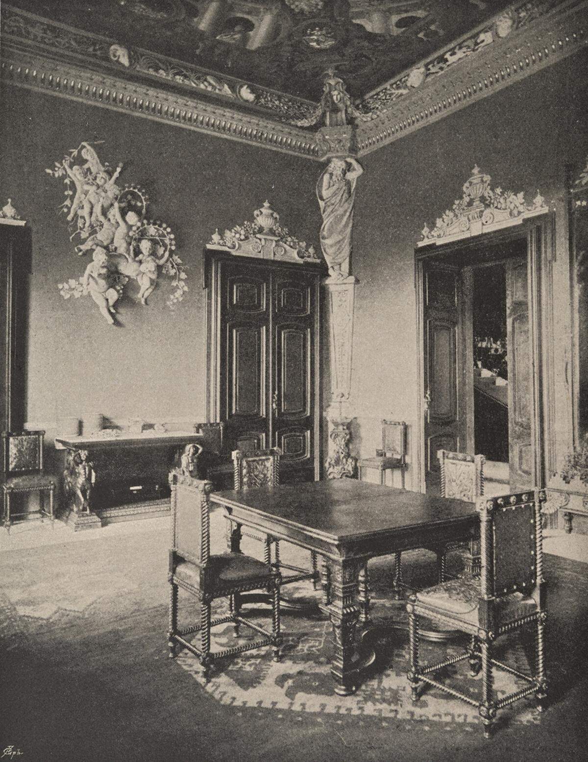 Fotos, Bilder und Reproduktionen des Inneren wie private Gegenstände der Monarchin werden ausgestellt. Reproduktion Innenaufnahme Achilleon