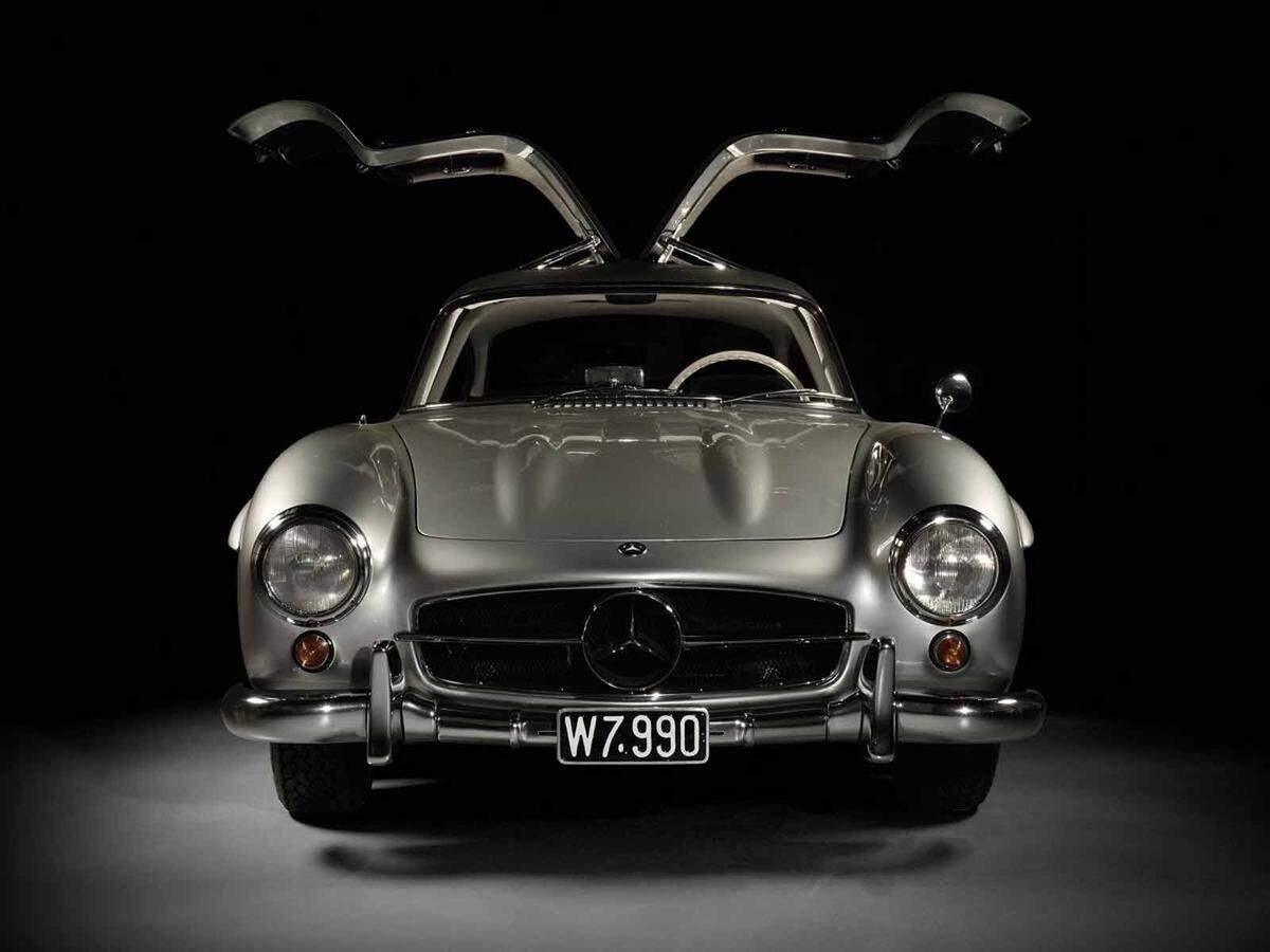 Den Top-Preis erzielte ein Mercedes-Benz 300 SL aus dem Jahr 1955, der für 1.492.600 Euro an einen Telefonbieter aus dem Ausland ging. Der "Flügeltürer" war auf einen Wert von 900.000 bis 1,2 Millionen Euro geschätzt worden.