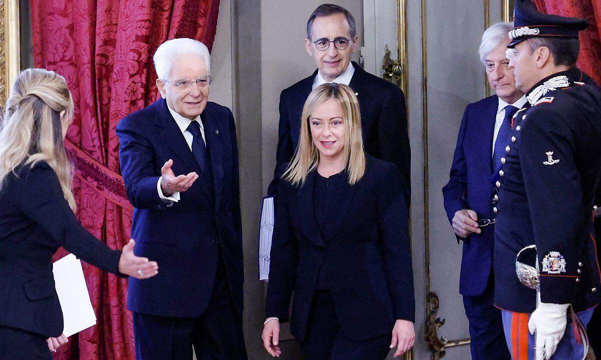 Giorgia Meloni und ihre Minister wurden von Präsident Sergio Mattarella vereidigt.