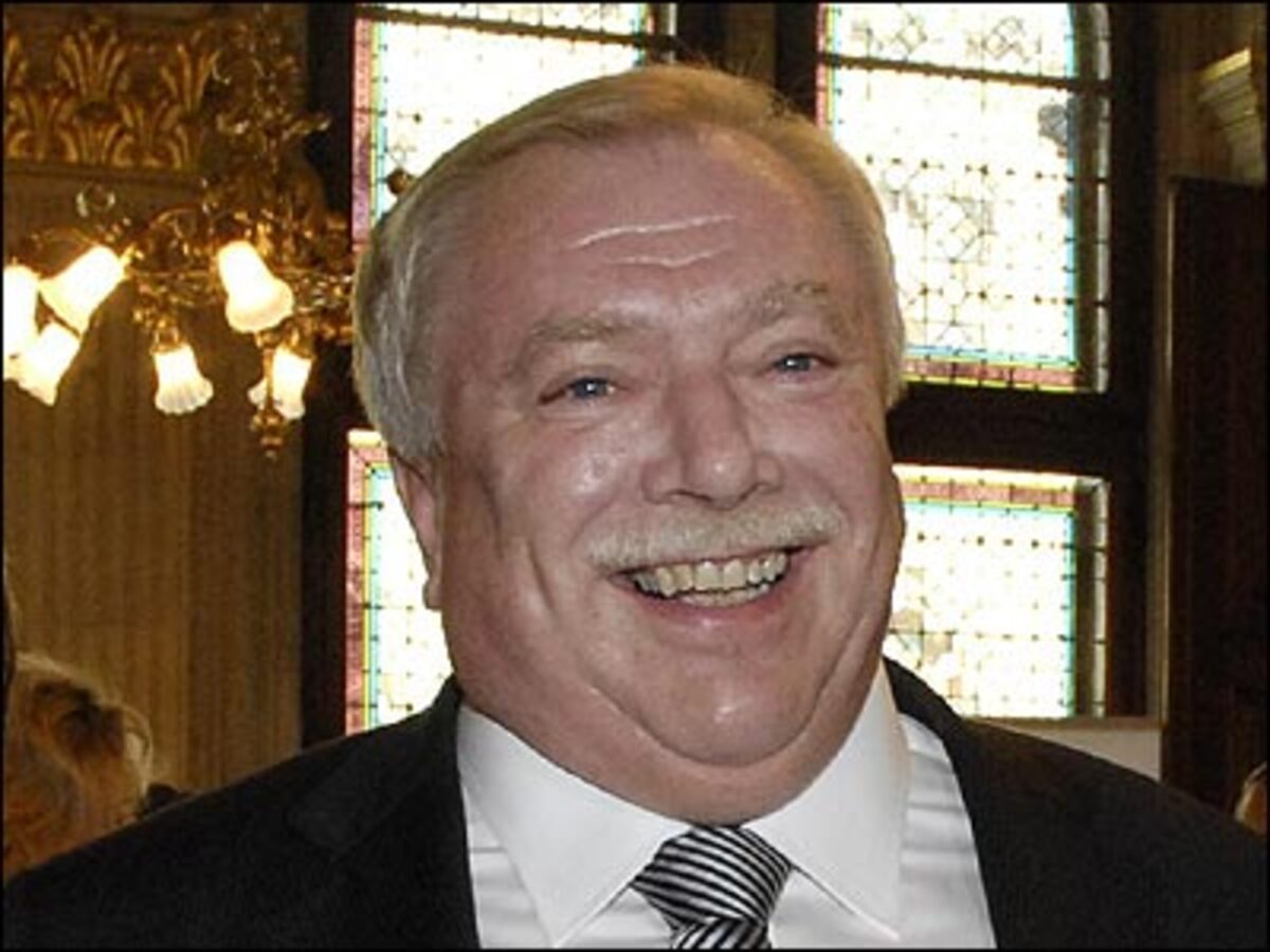 Der Wiener Bürgermeister Michael Häupl zeigte sich im Wahlzentrum im Wiener Rathaus "unendlich glücklich" darüber, dass die SPÖ stimmenstärkste Partei sei: "Ich bin zufrieden, sehr zufrieden, das ist wunderbar"