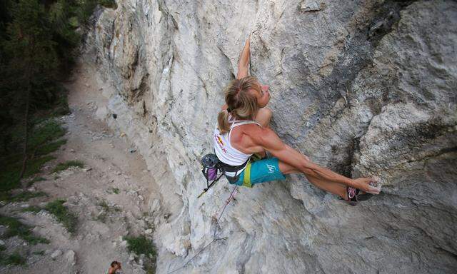 Angela Eiter beim Klettern in ihrer Heimatregion Imst.
