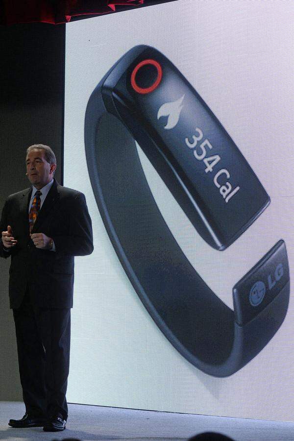 LG setzt mit dem "Lifeband Touch" auf ein schlankes Armband, dass sich auf die Anzeige der wesentlichen Daten wie verbrannten Kalorien konzentriert.