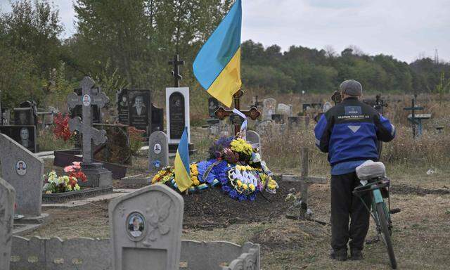Große Trauer in Hrosa - jede Familie hat bei dem russischen Angriff Mitglieder verloren.