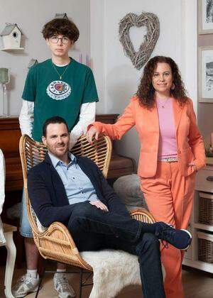 Sandra mit ihrem Mann, Georg, und den drei (Stief-)Kindern Valerie, Moritz und Valentin. 
