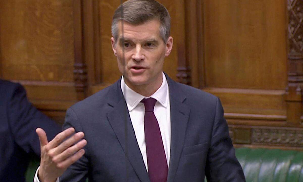 Obwohl er als EU-freundlich gilt, akzeptiert Mark Harper das Brexit-Referendum. Er selbst sag sich im Rennen um den Posten des Premierministers stets als Außenseiter. Der 49-Jährige hatte sich für eine kurze Verlängerung der Austrittsfrist über den 31. Oktober hinaus eingesetzt. Falls das nicht möglich sei, hätte er auch einer Loslösung von der EU ohne Deal zugestimmt.